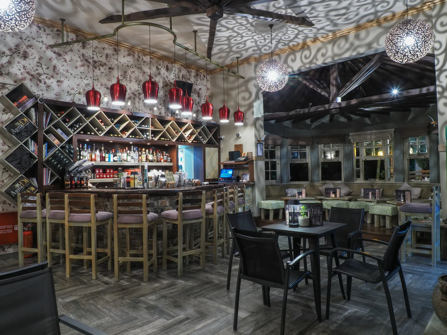 Το ζεστό ξύλινο bar του AgnaDi